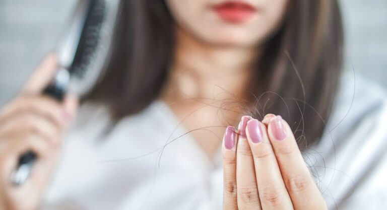 Read more about the article 産後の抜け毛「原因」と「対策法」を教えます